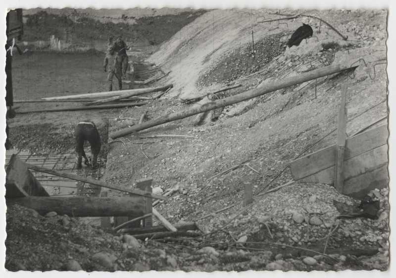 Fiume Isonzo, Gorizia. Opere di sbarramento in costruzione. Particolare dello scavo